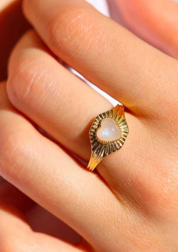 Bague plaque or Pierre de lune en forme de c ur I Lucette