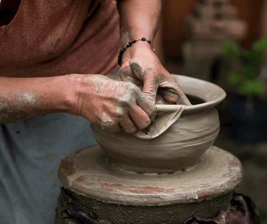 Photo d'un artisan en train de concevoir un vase à partir d'argile