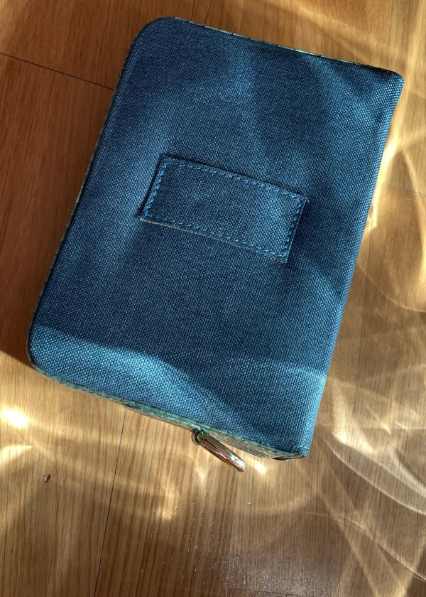 Sac à main en cuir vegan et jean bleu