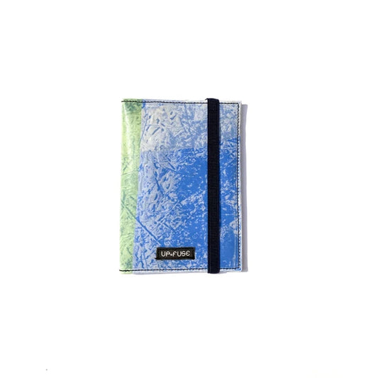 Porte passeport en plastique recyclé vert et bleu