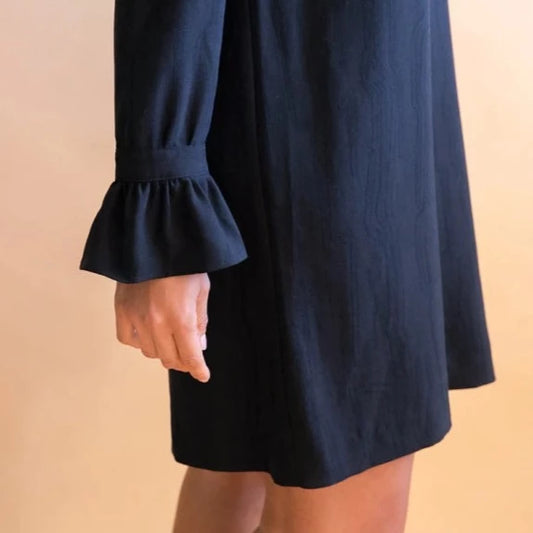 Robe noire avec col v et manches longues 