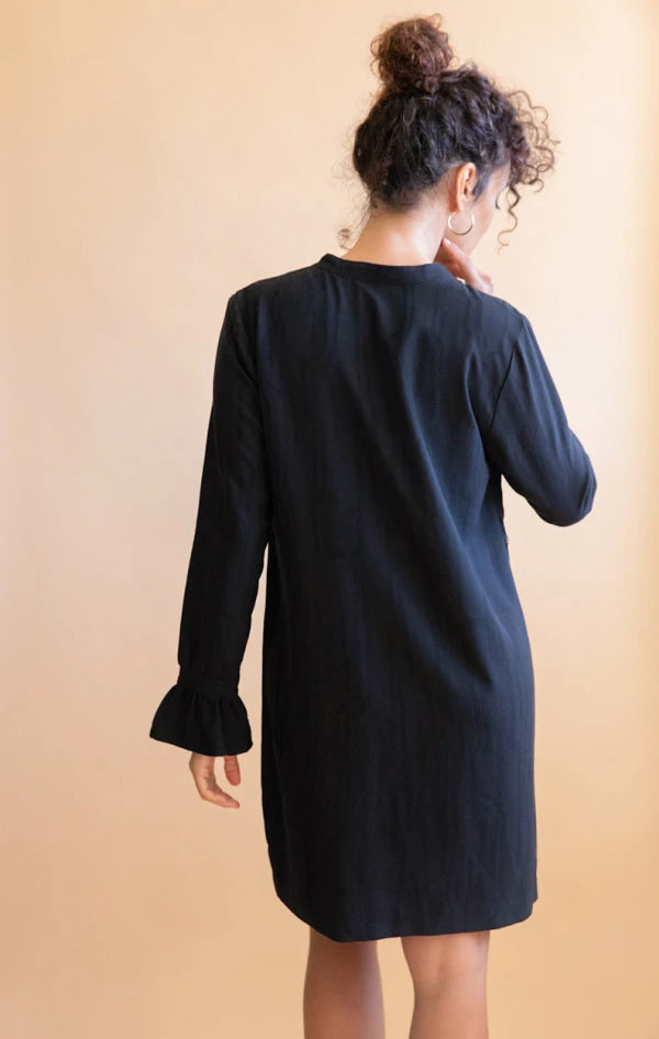 Robe noire avec col v et manches longues 