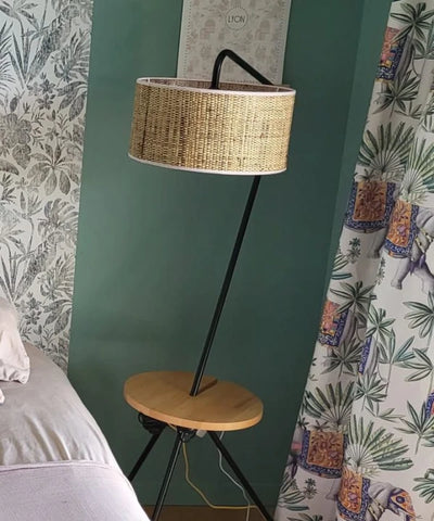 Lampadaire avec abat-jour en rafia au style vintage 