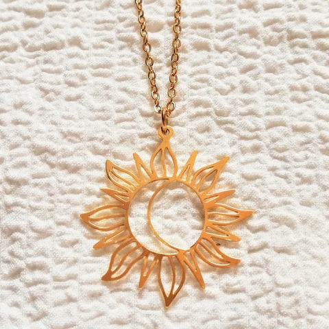 Collier artisanale plaqué or avec lune et fleur de tournesol