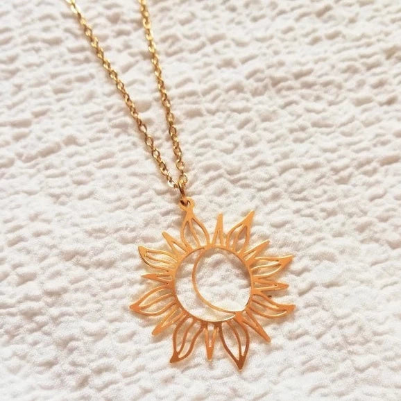 Collier artisanale plaqué or avec lune et fleur de tournesol