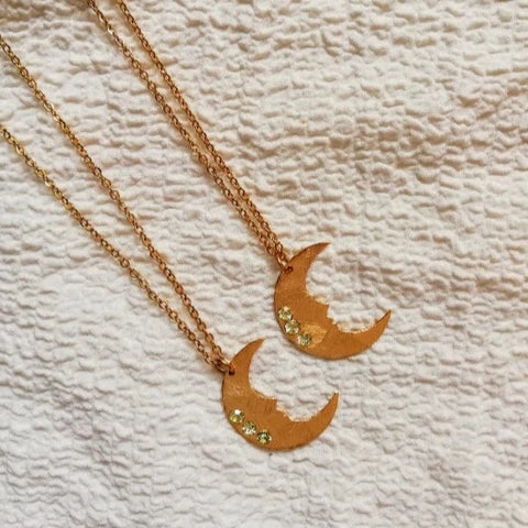 Collier dorée avec lune et cristaux - Renouveau