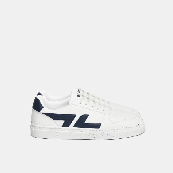 Chaussures blanches et bleu marine en matières recyclées