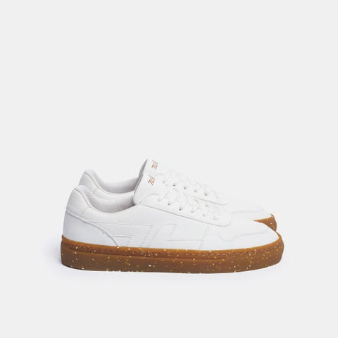 Chaussures blanches à lacets en matières recyclées avec semelle marron