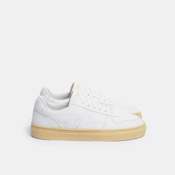 Chaussures blanches à lacets en matières recyclées avec semelle jaune