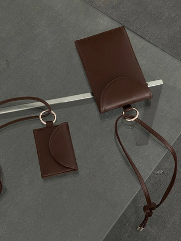 Porte-cartes Sling en cuir végan Marron