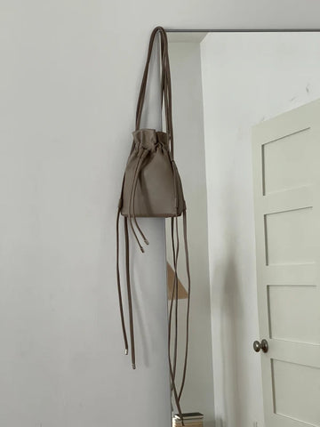 Sac Sling Pouch en cuir vegan Gris