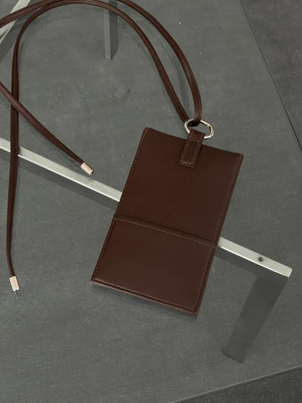 Pochette téléphone à anse Sling en cuir végan Marron