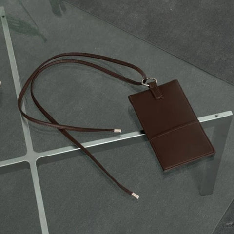 Pochette téléphone à anse Sling en cuir végan Marron