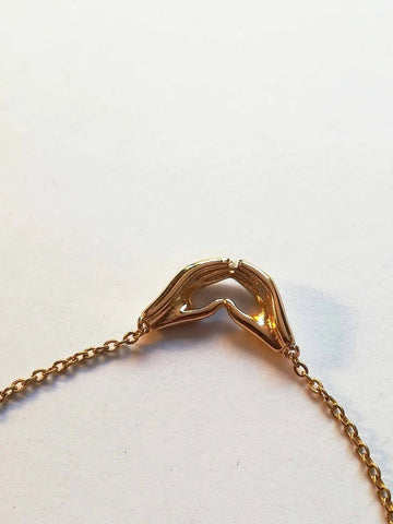 Collier cœur avec les mains doré