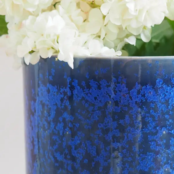 Grand vase fait-main en céramique bleu klein