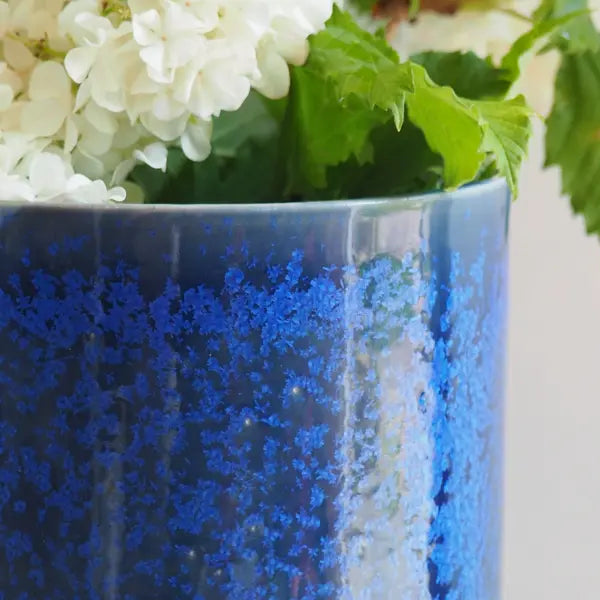Grand vase fait-main en céramique bleu klein