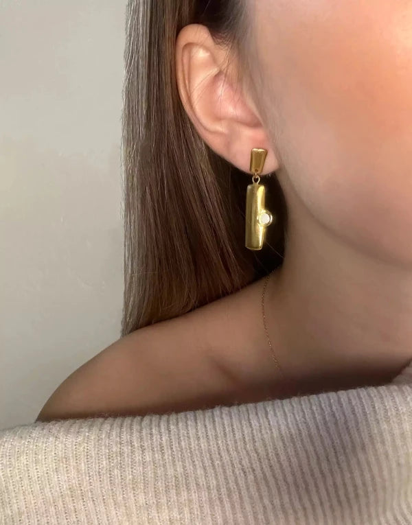 Boucles d'oreilles asymétriques dorée avec émail - Faces