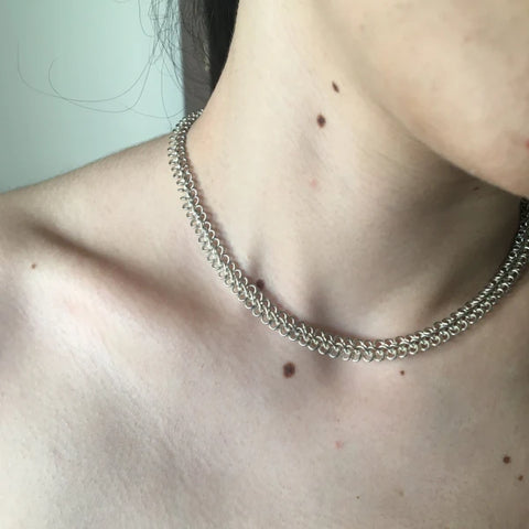 Collier proche du cou maillon serré et fin Choke