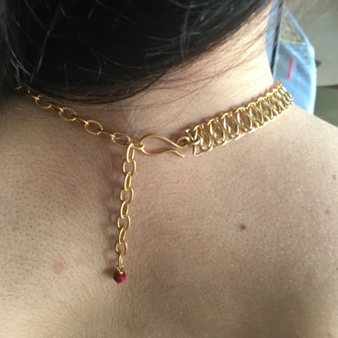 Collier proche du cou maillon serré et fin Choke