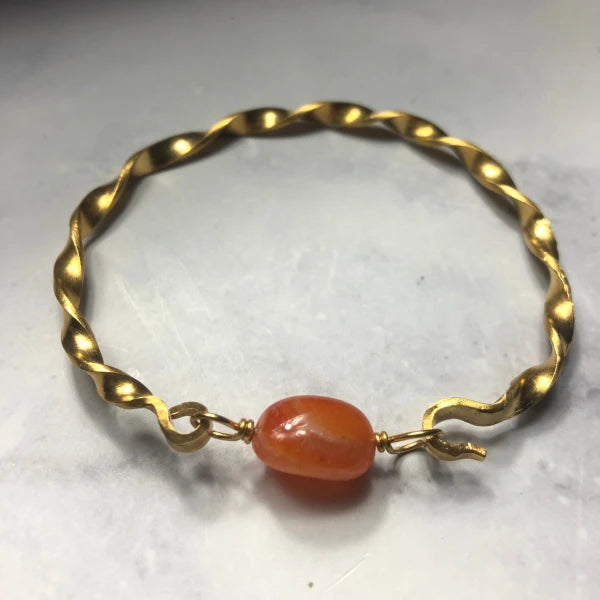 Bracelet doré tressé avec pierre semi-précieuse