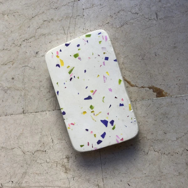 Porte savon fait-main en béton et plastique recyclé I Plusieurs coloris