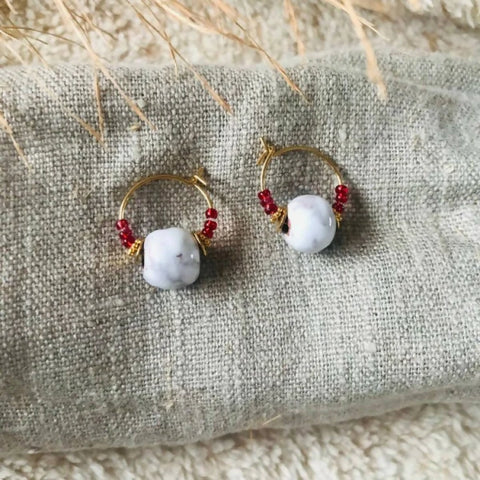Boucles d'oreilles créoles perle en céramique et perle corail rouge