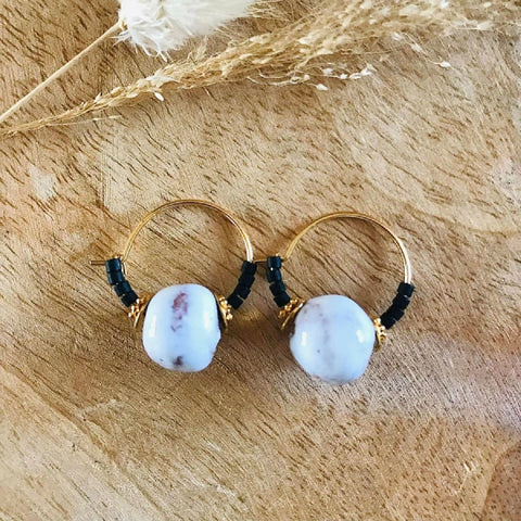 Boucles d'oreilles créoles perle en céramique et perles noir mat