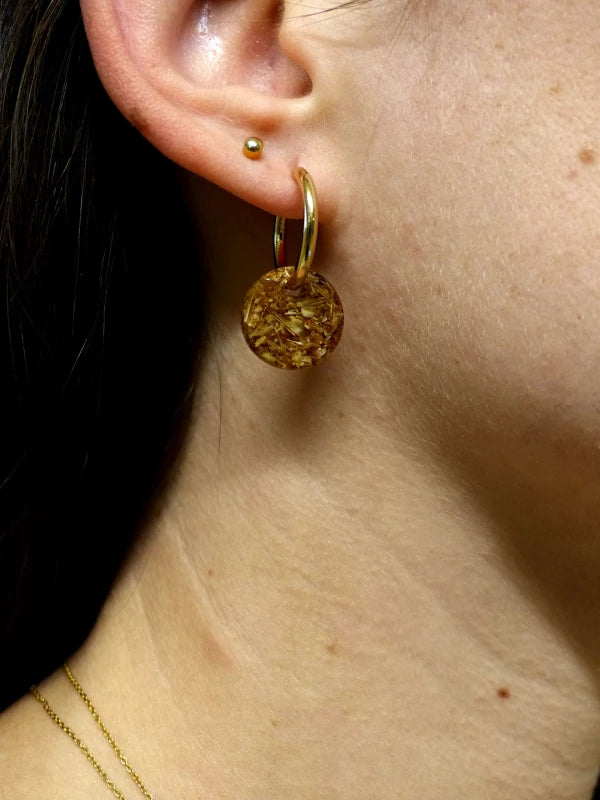 Boucle d’oreille créole petit format plaquée or et pendentif rond en matières upcyclées