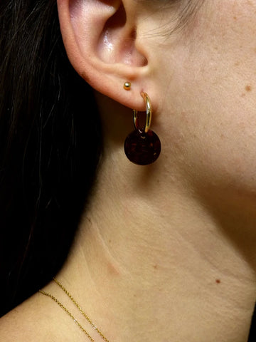 Boucle d’oreille créole petit format plaquée or et pendentif rond en matières upcyclées