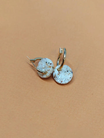 Boucle d’oreille créole petit format plaquée or et pendentif rond en matières upcyclées