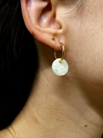 Boucle d’oreille créole petit format plaquée or et pendentif rond en matières upcyclées