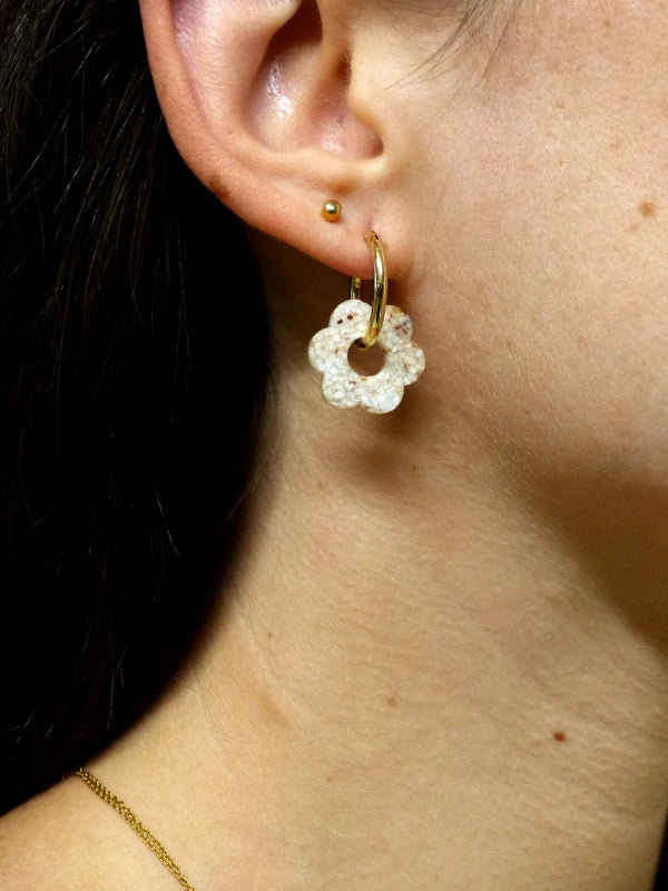 Boucle d’oreille créole petit format plaquée or et pendentif fleur en matières upcyclées