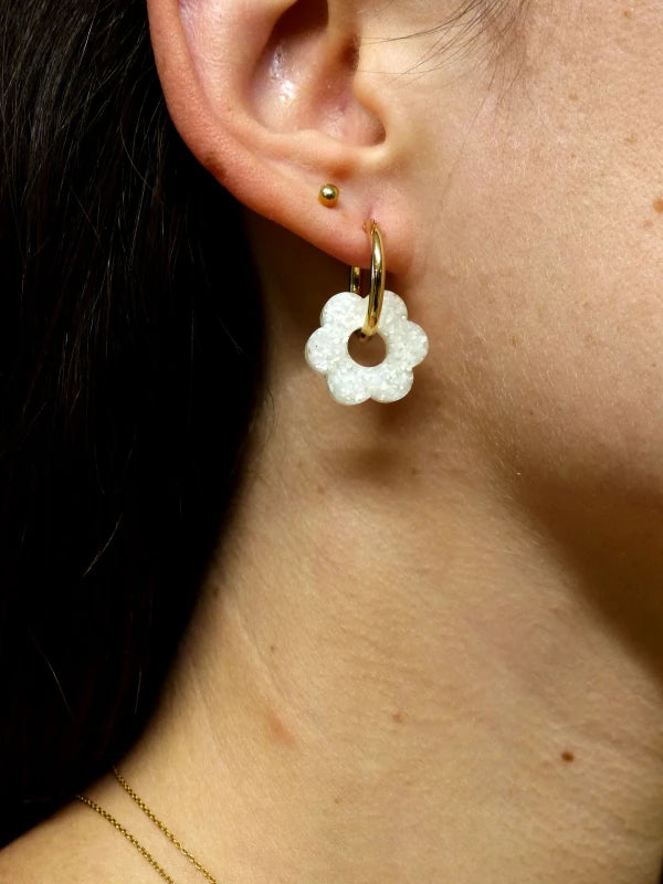 Boucle d’oreille créole petit format plaquée or et pendentif fleur en matières upcyclées