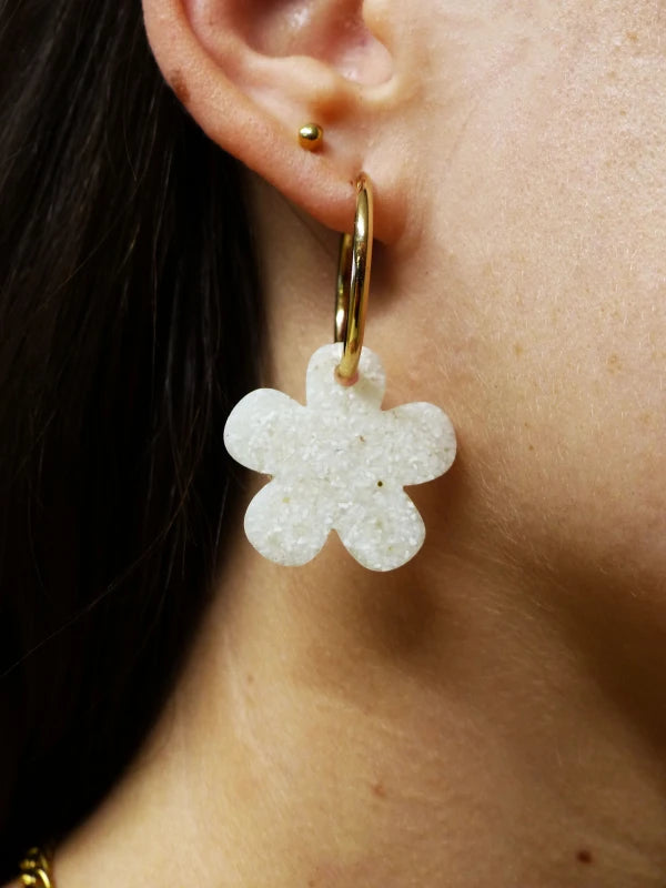 Boucle d’oreille créole grand format plaquée or et pendentif fleur en matières upcyclées