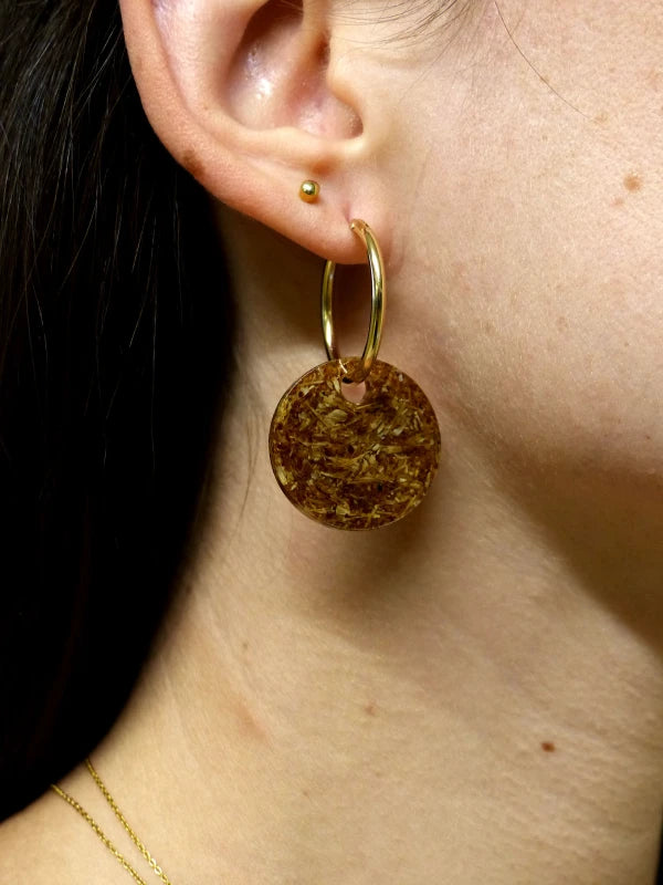 Boucle d’oreille créole grand format plaquée or et pendentif rond en matières upcyclées