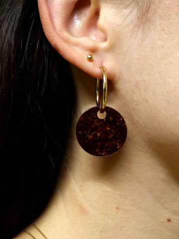 Boucle d’oreille créole grand format plaquée or et pendentif rond en matières upcyclées