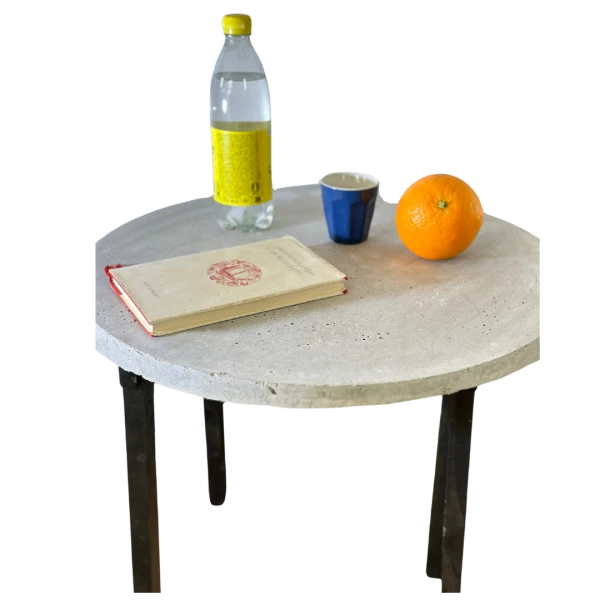 Table Basse B.A.R.C. en béton recyclé : Une Sculpturale table s'érige magnifiquement dans votre Intérieur