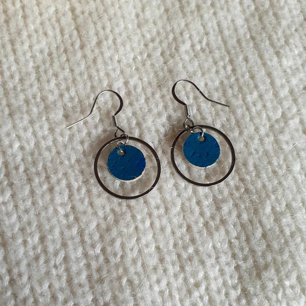 Boucles d'oreilles en liège bleues anneau