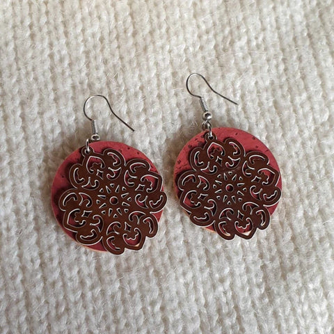 Boucles d'oreilles en liège rouge mandala