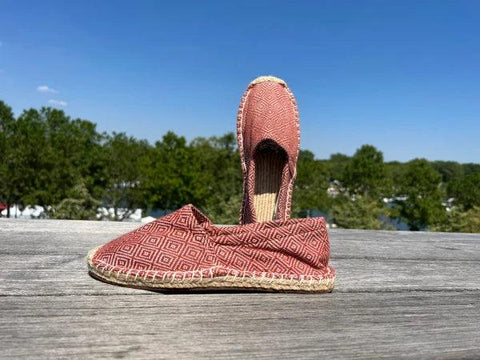 Les espadrilles Diamond Beige Ocre dans leur grand écrin naturel