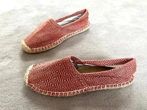 Les espadrilles Diamond Beige Ocre dans leur grand écrin naturel