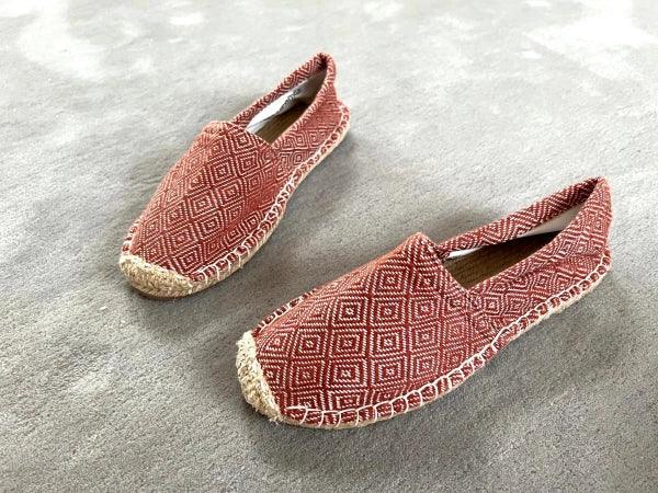 Les espadrilles Diamond Beige Ocre dans leur grand écrin naturel