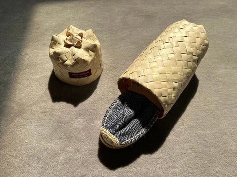 Les espadrilles Diamond Bleu Marine dans leur grand écrin naturel