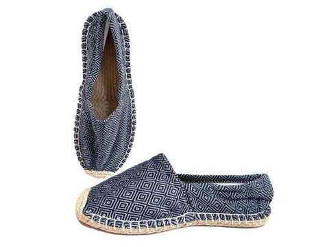 Les espadrilles Diamond Bleu Marine dans leur grand écrin naturel