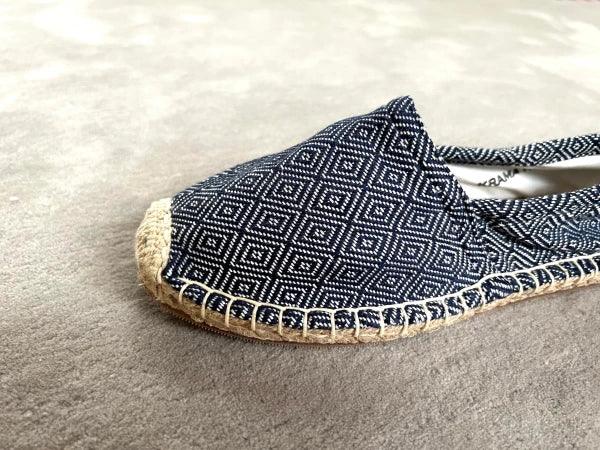 Les espadrilles Diamond Bleu Marine dans leur grand écrin naturel