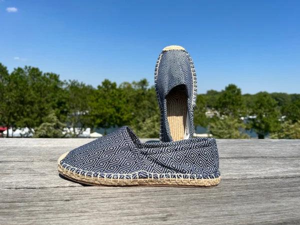 Les espadrilles Diamond Bleu Marine dans leur grand écrin naturel