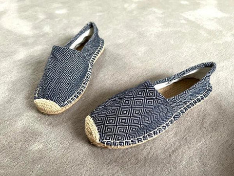 Les espadrilles Diamond Bleu Marine dans leur grand écrin naturel