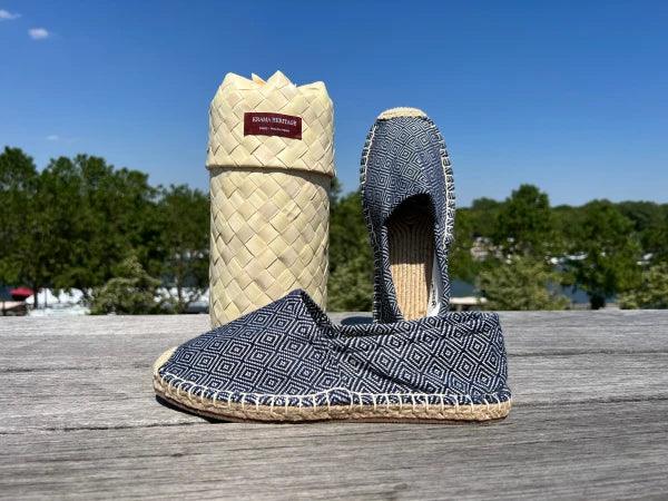 Les espadrilles Diamond Bleu Marine dans leur grand écrin naturel