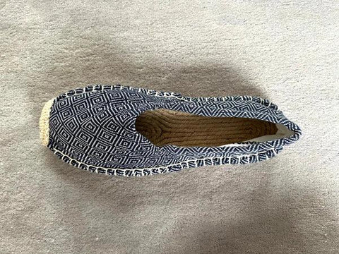 Les espadrilles Diamond Bleu Marine dans leur grand écrin naturel