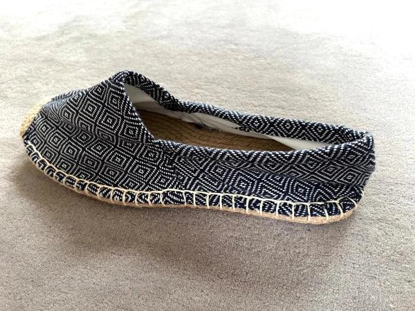 Les espadrilles Diamond Bleu Marine dans leur grand écrin naturel